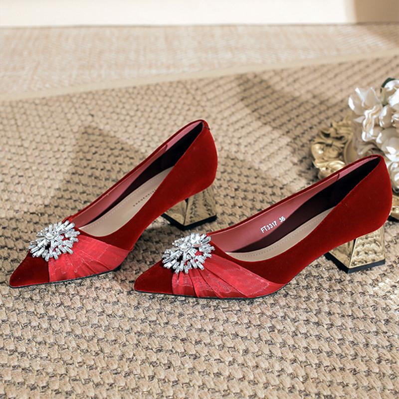 Fashion High-quality Satin Crystal Flowers Decorated Pumps Women Sexy Pointed Toe Red Wedding Bridal Shoes Elegant Chunky Heel Loafers