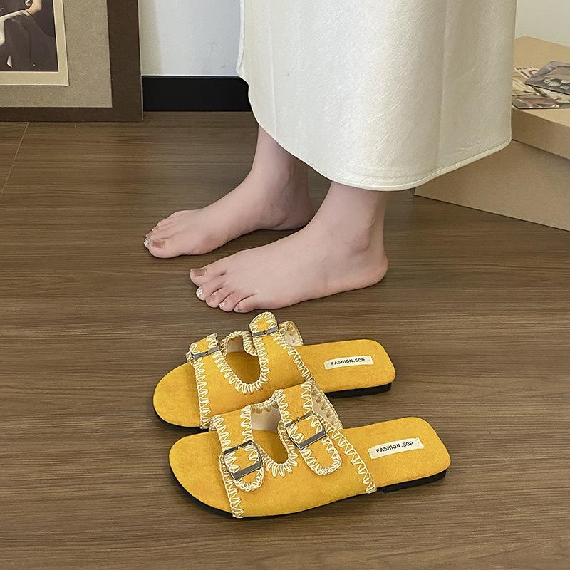 Cool slippers women's new belt buckle wear yellow 2025 outer wear flat-bottomed fashion summer outer beach one-word slippers
