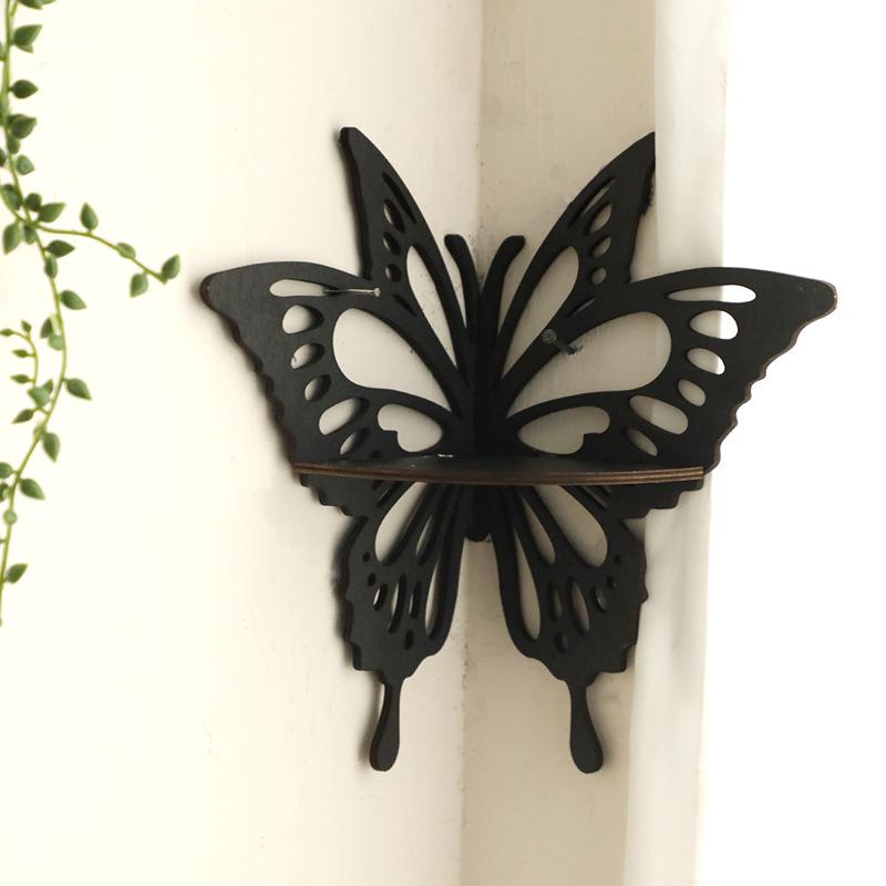 Schwarzes Wandregal aus Holz mit Schmetterlingskristallen