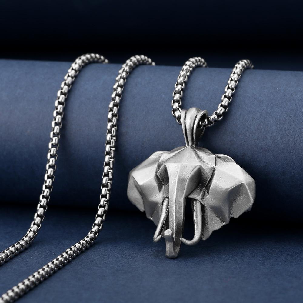 Collana alla moda con testa di elefante