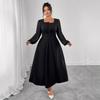 Tyto elegantní dlouhé šaty mají plisovaný design s vysokým pasem, šaty plus size se čtvercovým výstřihem a dlouhým rukávem.
