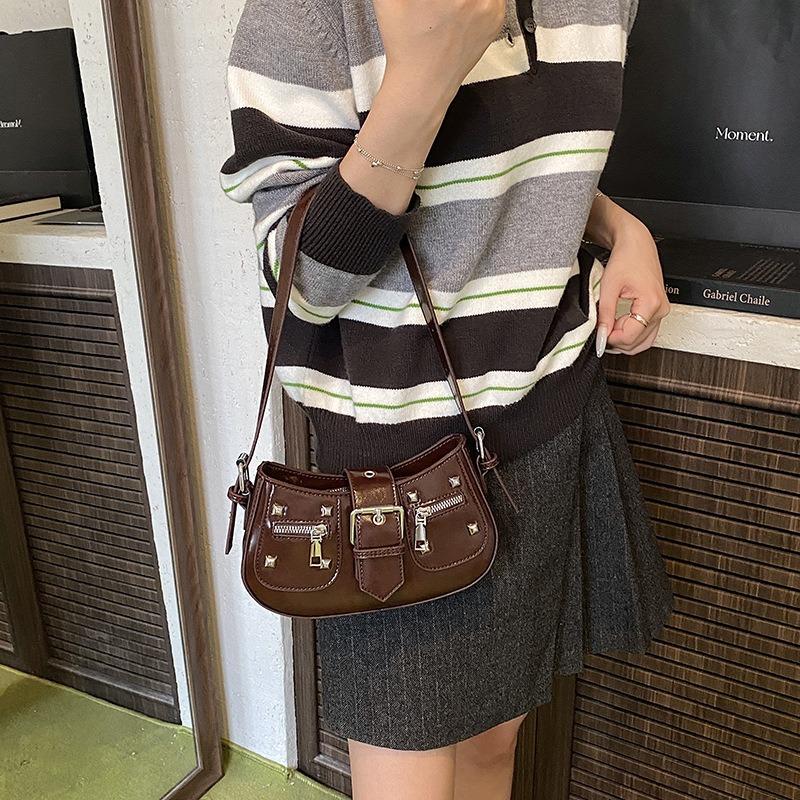 Premium underarm bag, new niche Spice Girl trendy cool shoulder bag, retro rivet locomotive messenger bag