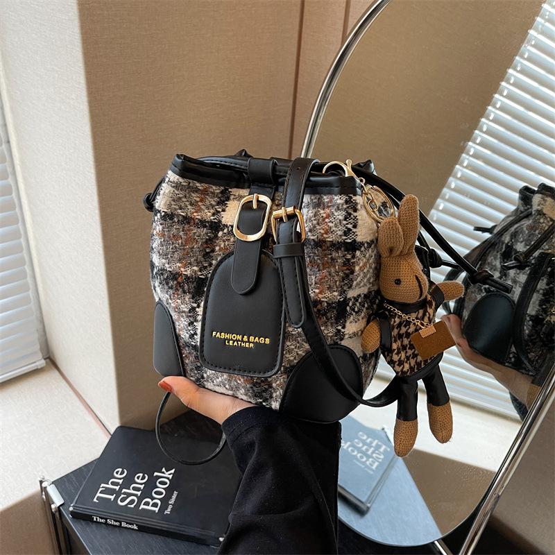 Feeling niche retro woolen bucket small bag women's 2026 new fashionable large-capacity portable shoulder bag