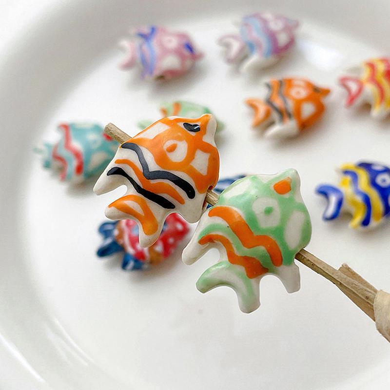 2 stücke Retro Bunte Hand-gemalt Tiefe-meer Fisch Keramik Tropische Fische Perlen Diy Schmuck Perlen Armband Halskette Zubehör