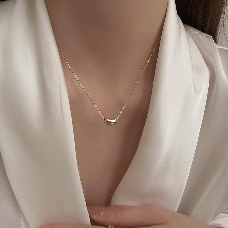 Korean Style Bean Pendant Necklace for Women - Versatile, Niche Design Clavicle Chain with Unique Personality