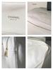 Weiße CHANEL BEAUTÉ Rechteckige Schminktasche, Reißverschluss in Gold, Kosmetiktasche für Reisen, Luxusmarke Beauty-Accessoire