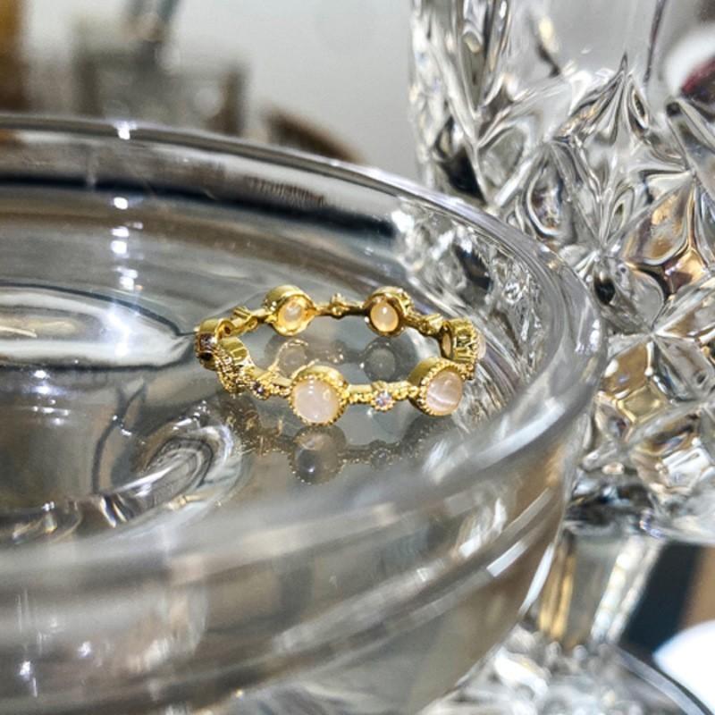 Elegant Vintage Style 18k Gold Ring For Women With Unique Geometric Design And Adjustable Fit