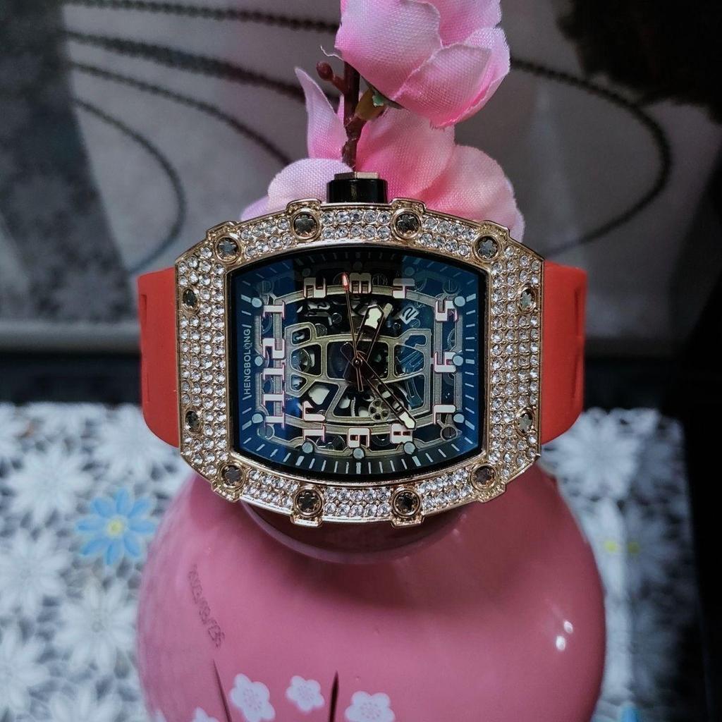 Reloj de Cuarzo para Hombre con Forma Tonneau de Silicona con Diseño de Moda de Diamantes Completos