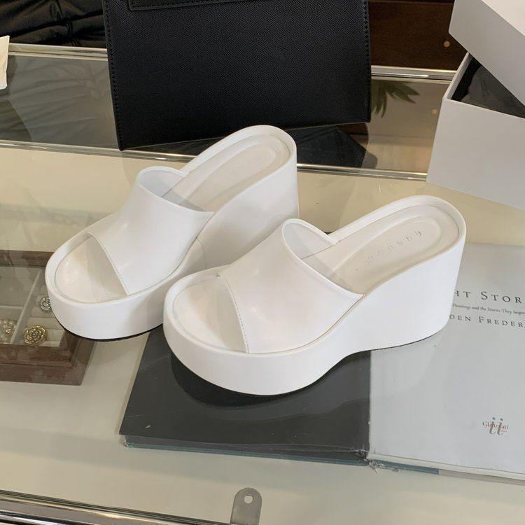 2025 Summer Thick-soled Slippers High-end Outer Wear Foreign-style Women's Non-slip Comfortable Slippers Niche Design Cool Slippers