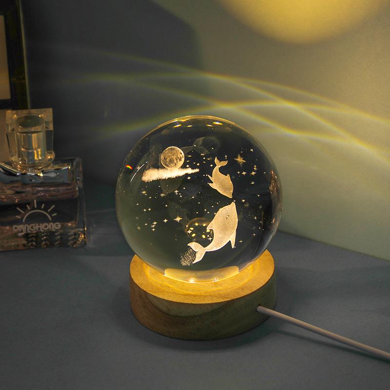Lumină de noapte Glob de cristal din adâncurile mării: Ornament sculptat 3D cu bază luminoasă din lemn