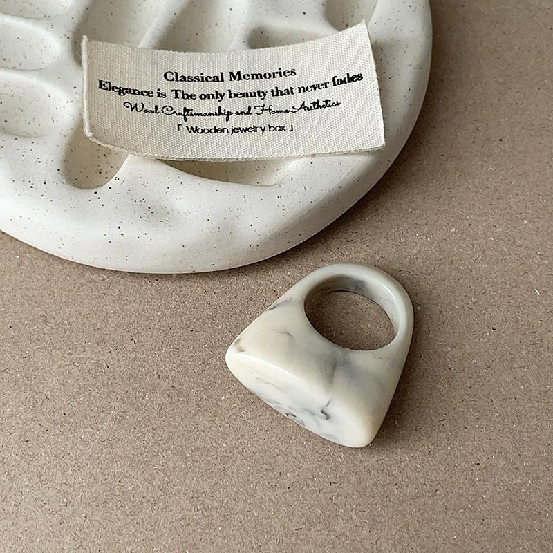 Oregelbundna Breda Stora Klumpiga Ringar för Kvinnor Vintage Akrylharts Höst Vinter Geometriska Stapelbara Finger Smycken