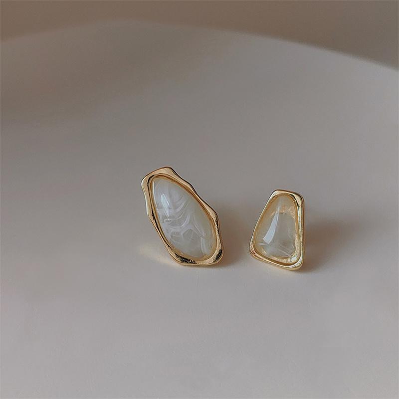 Vintage Temperament Asymmetric Brown Resin Stud Earrings For Women Female Gift Fine Fashion Jewelry Accessories