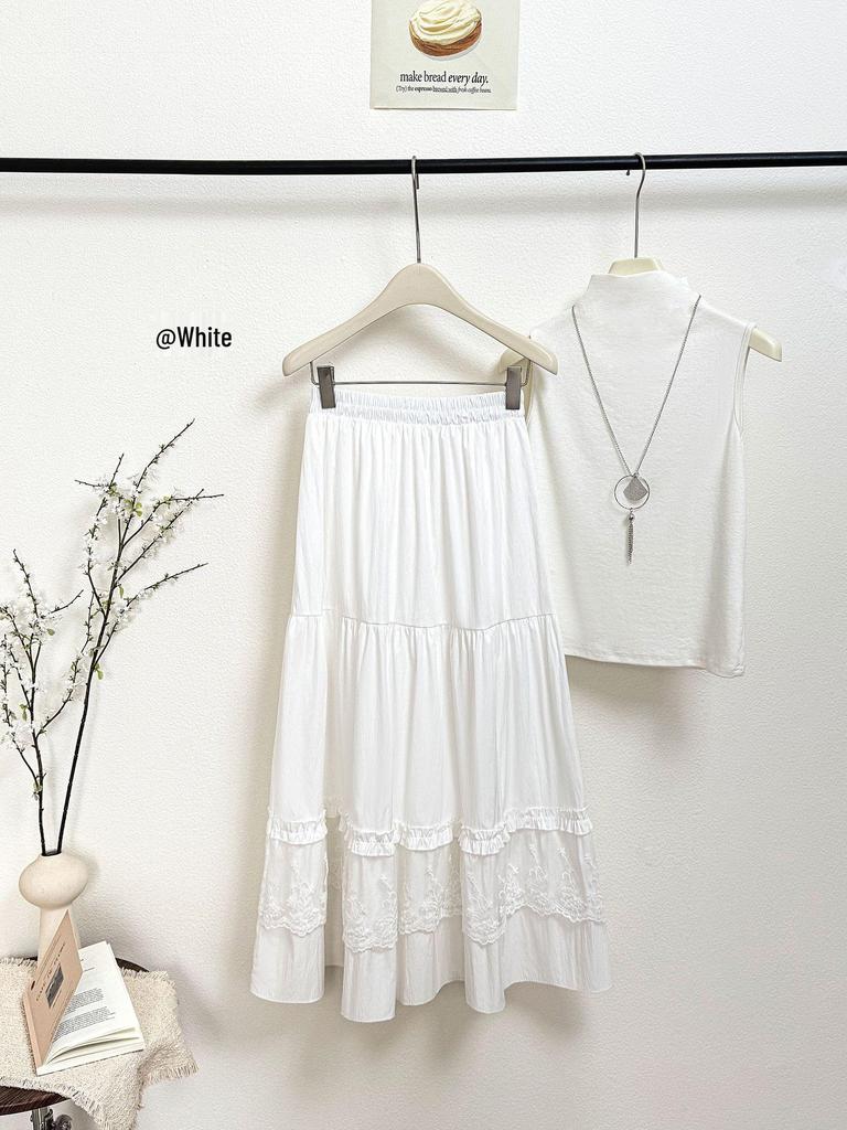 Weißer Sommerrock in A-Linie mit Spitzenbesatz: Süßer & Schlankmachender Stil