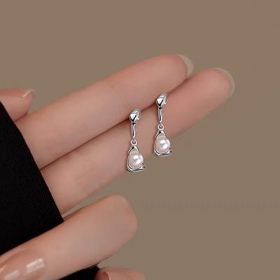Natural Pearl Stud Earrings Women's Niche Design Cold Wind Earrings New Earrings