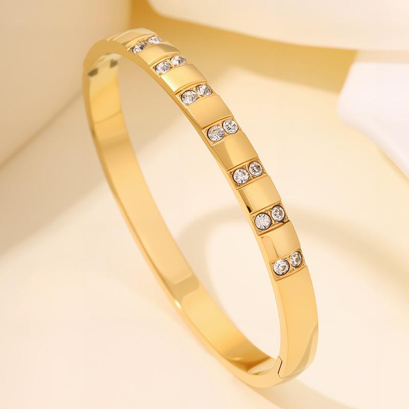 Fashion light luxury diamond-encrusted curved stainless steel women's high sense does not fade niche elegant titanium steel