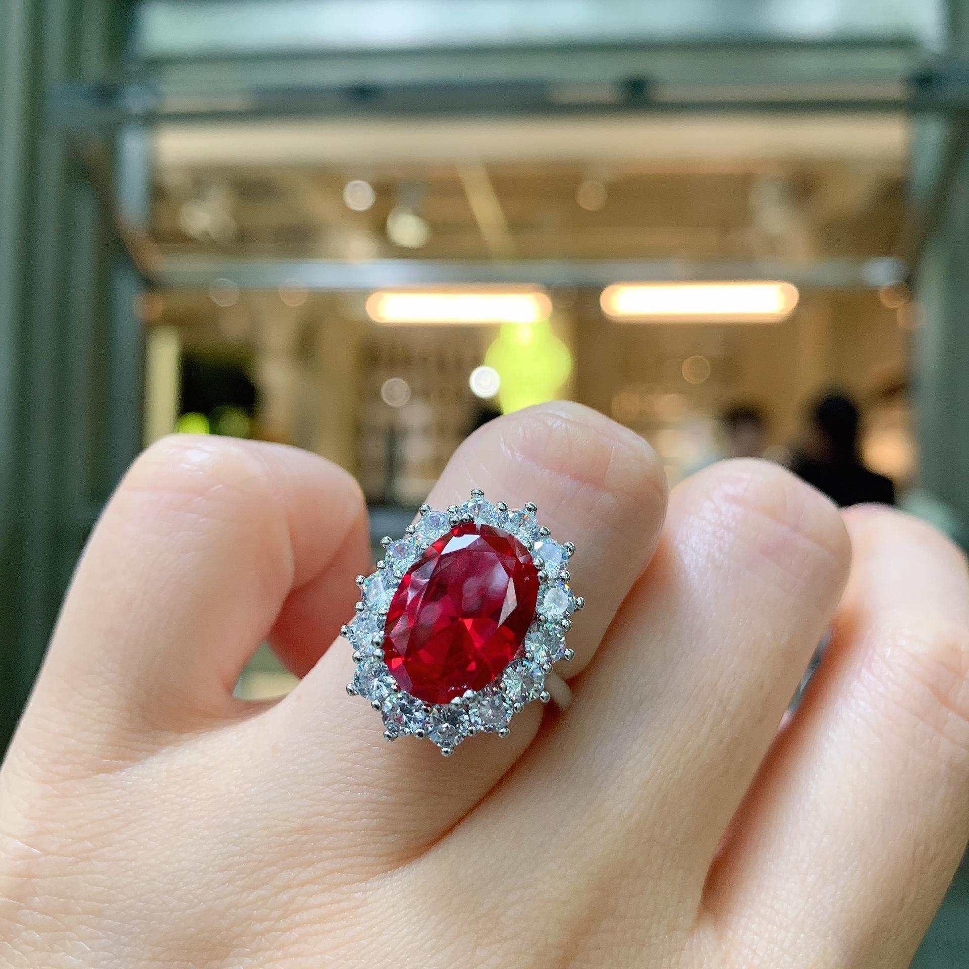 

Ювелирный набор с имитацией красного стекла Основной камень Подвеска 12 * 16 Кольцо 10 * 14 Серьги-пусеты 8 * 12