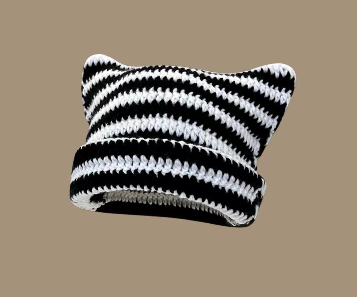 

Милая женская шерстяная шапка с кошачьими ушками в японском стиле — теплая и универсальная для осени/зимы, в полоску, в стиле парного свитера. One Size