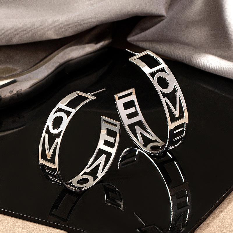 

Трендовые серьги-пусеты в форме буквы C с вырезанным словом LOVE - Элегантные и идеально подходят для вечеринок или повседневной носки.