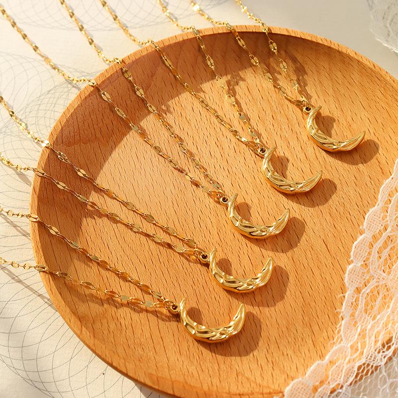 Minimalist Hammered Moon Pendant Necklace, 18k Gold-Plated Titanium Steel Clavicle Chain