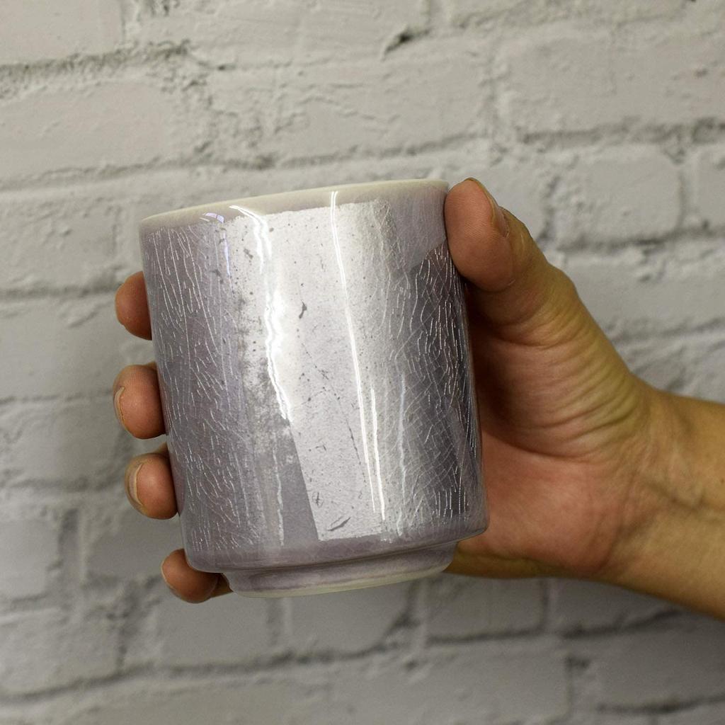 Stilvolle Kutani-Ware-Teetasse in Lila von Waza no ein tolles Geschenk für und 88. silberfarbene Kura. Geburtstage, 60., 70., 77., 80., Geburtstage.