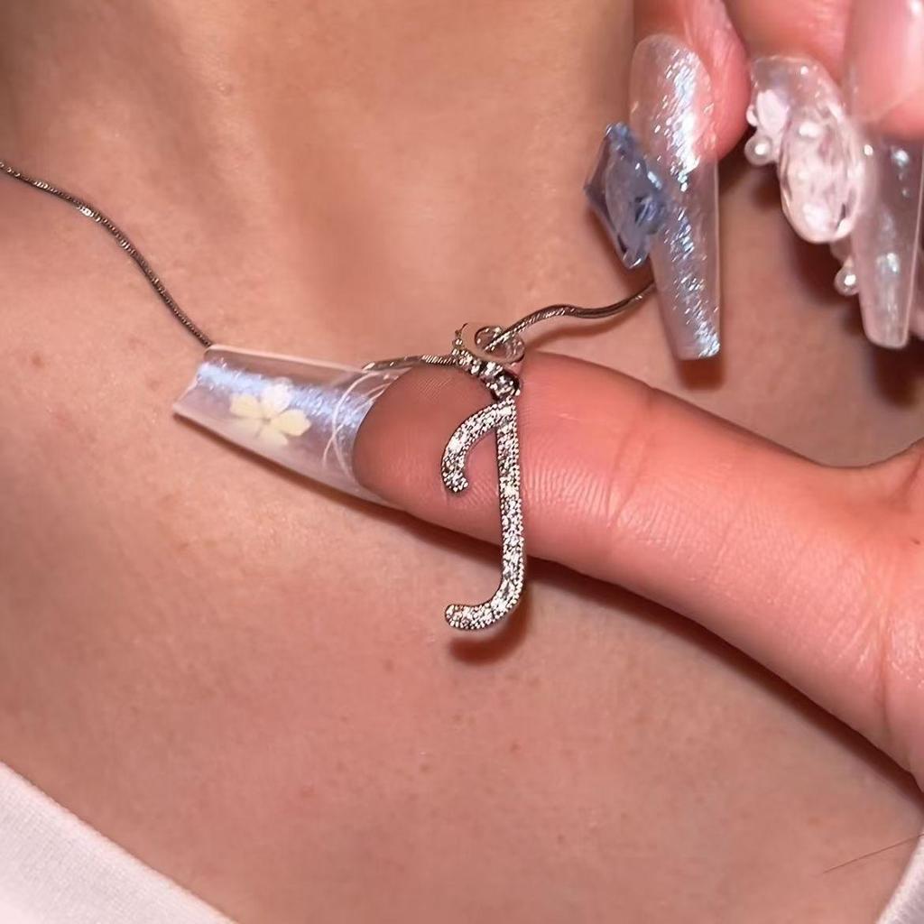 Königliches Hof-Halsband inspiriert von Mean Girls - Set mit Anhängern: Kreuz, Krone & römische Ziffern, vollständig besetzt mit Zirkonia - Luxuriöser, vergoldeter Kupfer-Choker für Damen