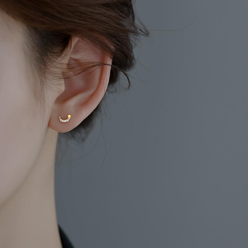 Stern und Mond Ohrringe weibliche ausländische asymmetrische einfache kleine Mini Stern Mond Ohrringe Sommer Ohrringe