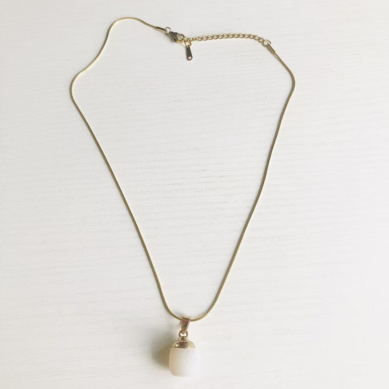 High-End Versatile Natural Stone Crystal Pendant Necklace for Women белый