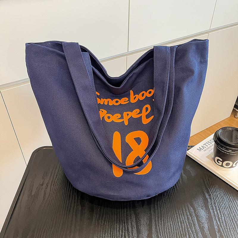 

Повседневная простая текстура трендовая иностранная сумка большой вместимости 2025 лето новая персонализированная женская наплечная сумка-тоут