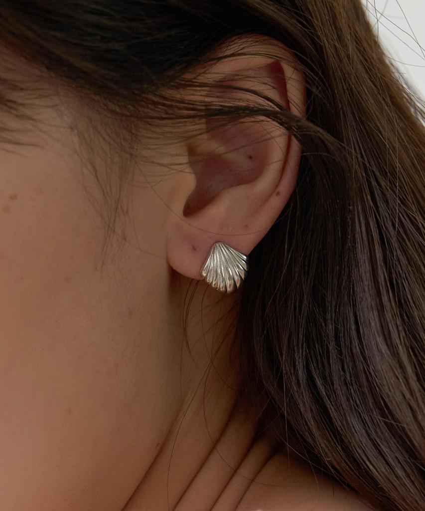 Byweekend Mini Clam Earring