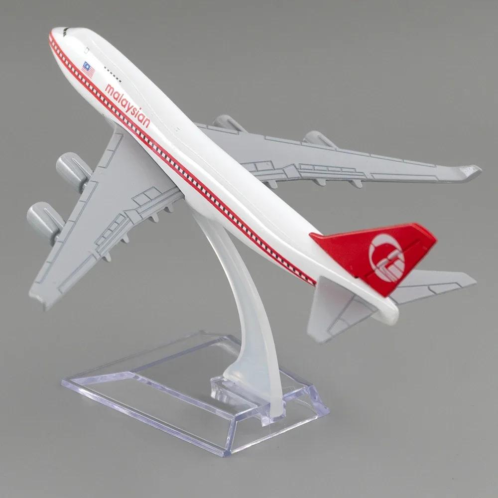 Static Simulation Plane B747 Red 747 Malaysia Airlines Airways Airplane 16CM 1/400 Scale Metal Alloy Model Aircraft With Landgea