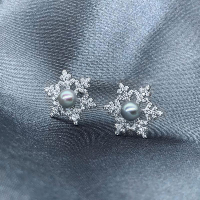 High-End Snowflake Design French Pearl Stud Earrings for Women – Fashionable, Elegant, Versatile
