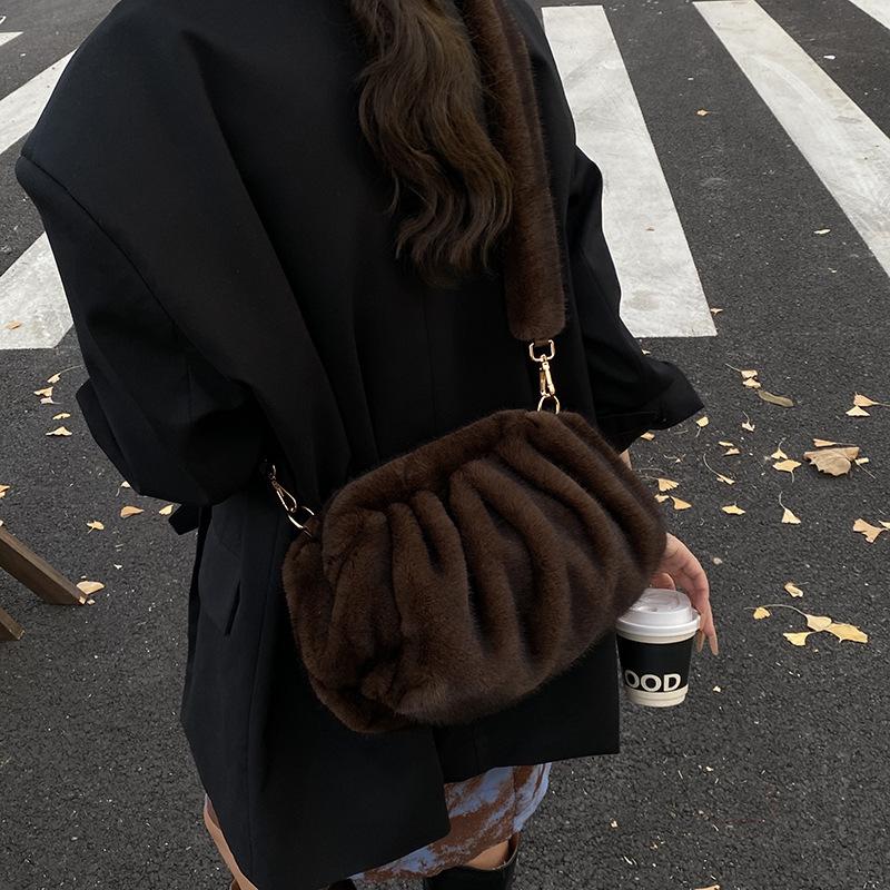 

New Womens Commuting Simplified Shoulder Bag Fluffy Cloud Textured Casual Coach Bag Vintage Furry Handle Bag for Autumn Winter темно-коричневого