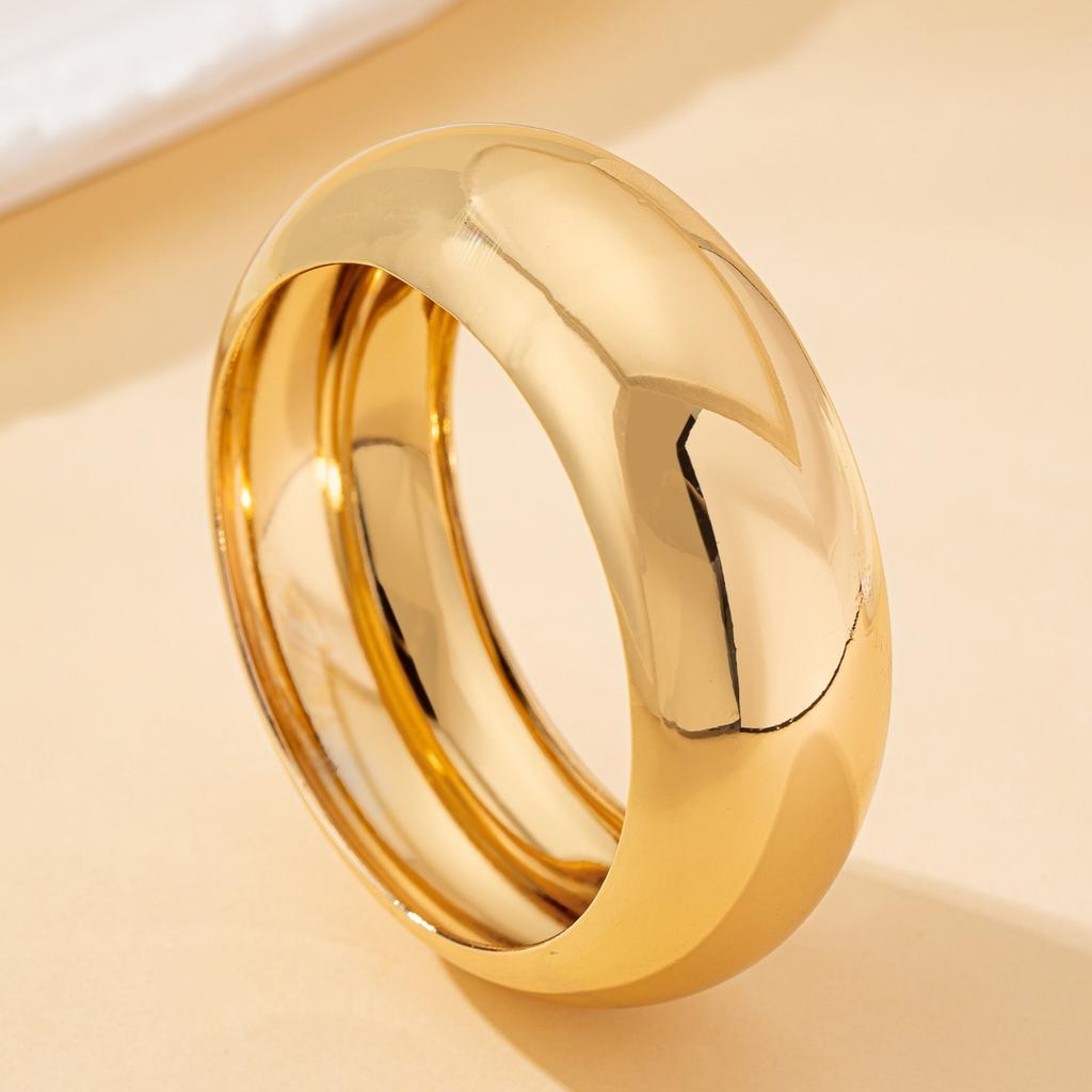 Ein Damenarmband, breit, schlicht, glatt und biegsam, geeignet für den täglichen Gebrauch und den Urlaub