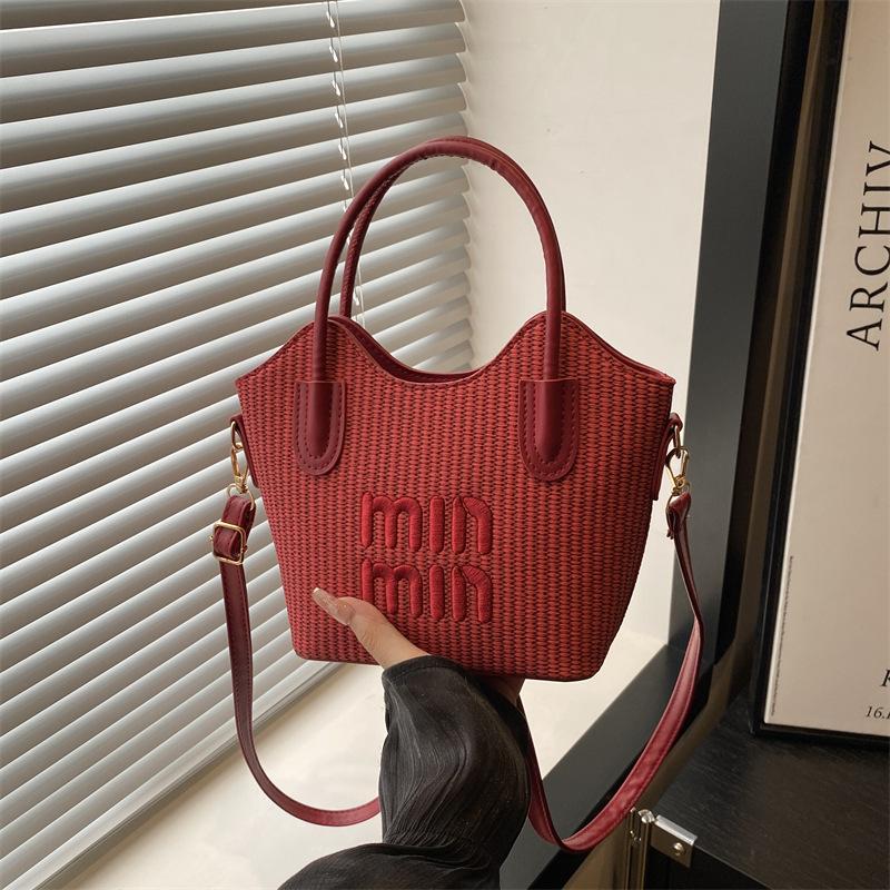 

This year s popular niche design Korean portable bucket bag, versatile fashion commuter women s versatile messenger bag красный