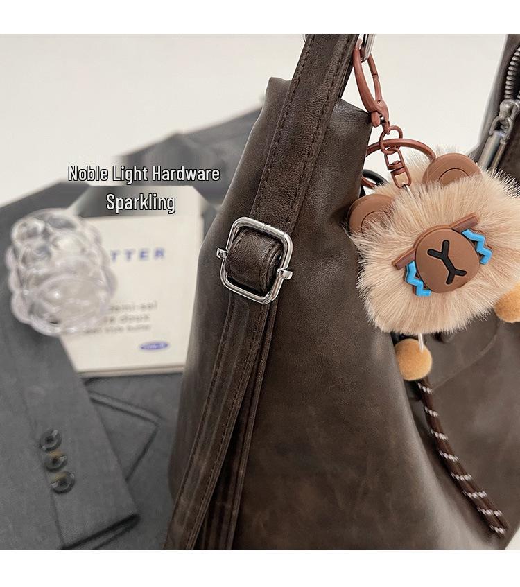 Nische Retro 2025 Damen Schulter-Crossbody-Tasche mit großem Fassungsvermögen und Anhänger