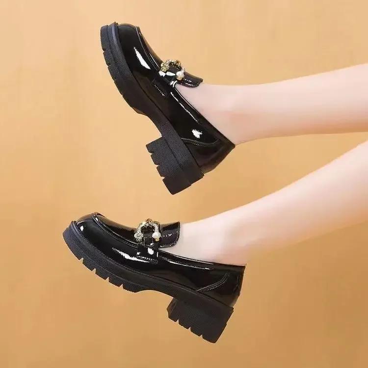 2024 Nuove Scarpe Singole di Grande Successo Pelle Verniciata Stile Britannico Suole Spesse Aumentano Mocassino Slip-on Scarpe da Donna