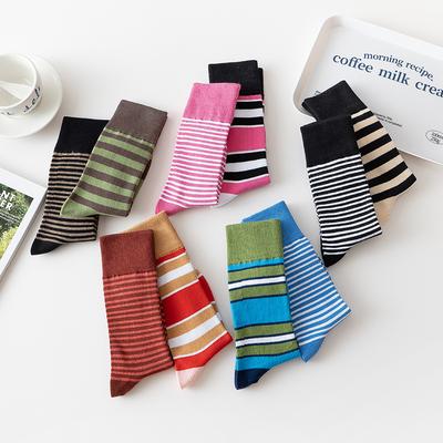 Damessokken in klassiek lente- en herfstdesign met strepen in diverse kleuren, gemaakt van katoen.