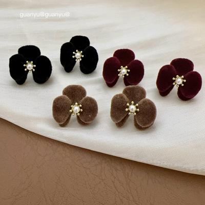 Exquisite Ohrstecker mit beflockten Perlenblumen - Luxusmode für Damen, Süßer & Vielseitiger Stil