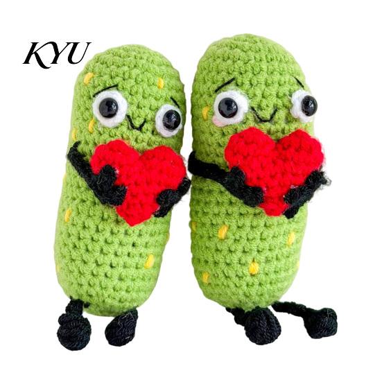 Kimchi Desk Ornament 1/2Pcs Crochet Holding Heart Pickle, Handmade Knit Cartoon Yarn Decoration Doll for Ornament, Valentine's Day Gift Toy