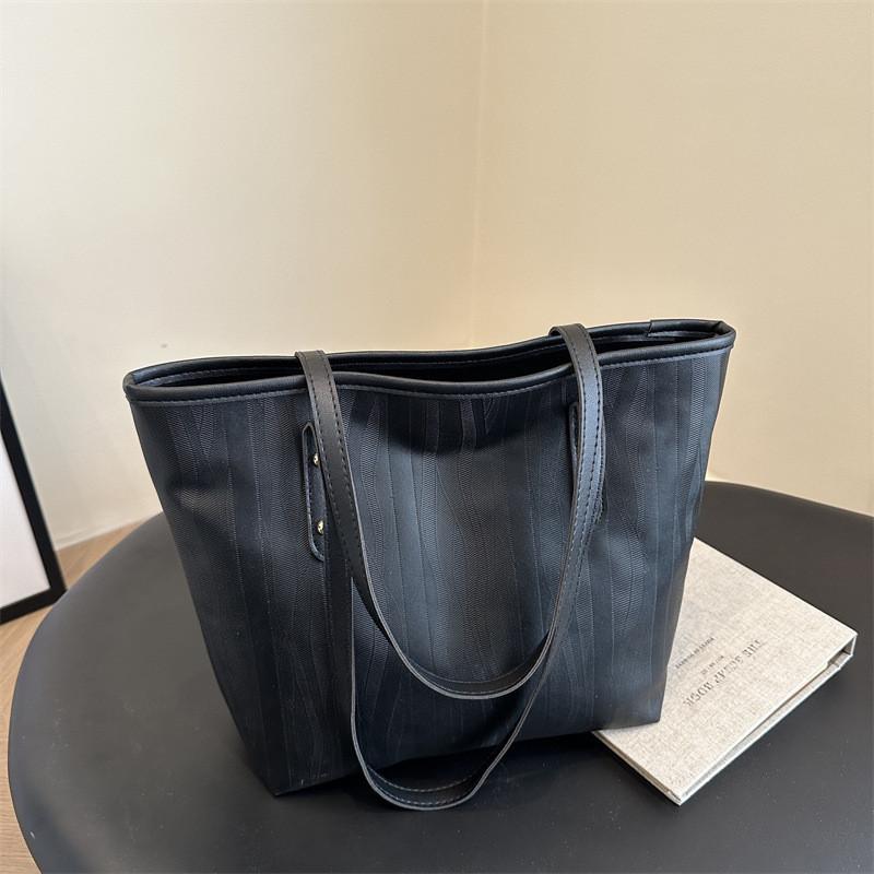 Fashionable Large Capacity Tote Bag For Women Stylish Casual Shoulder Bag With Polyester Lining