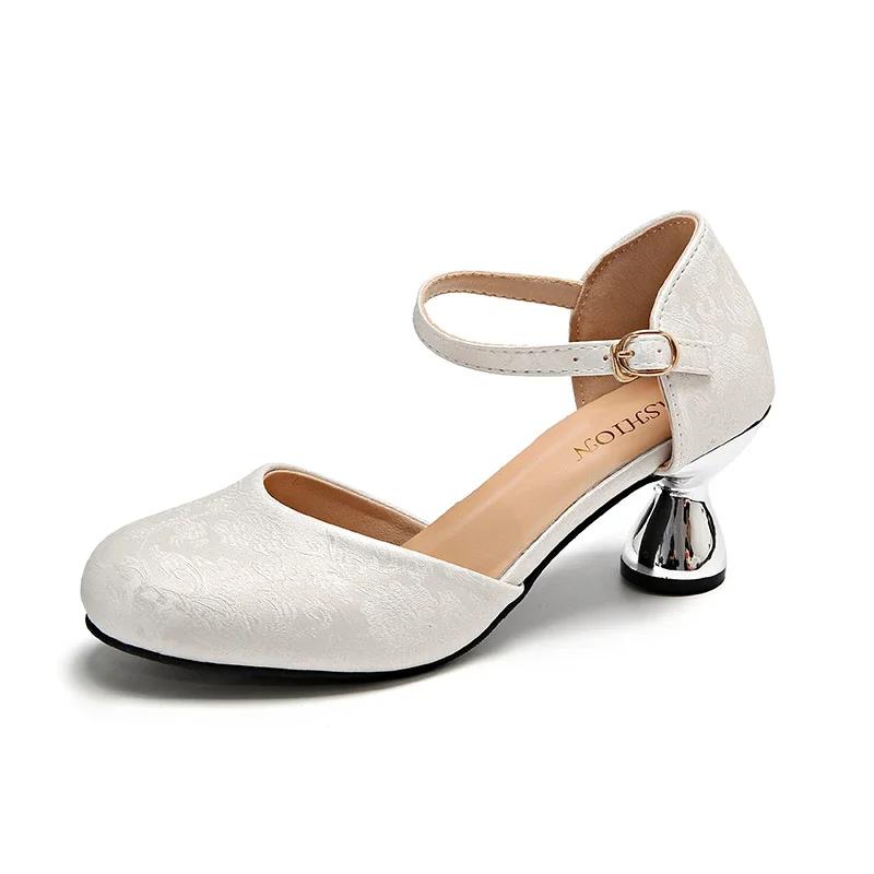 

2024 Весна Новая мода повязка на голову сексуальная мелкая пряжка повседневные круглые каблуки женские большие элегантные и элегантные высокие каблуки 35-43 43 белый