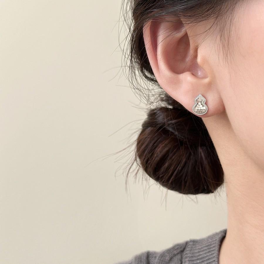 Elegant Chinese-Style Crushed Ice Bing Hulu Earrings: Sweet, Luxurious, Compact, Versatile, High-End Jewelry for Women.