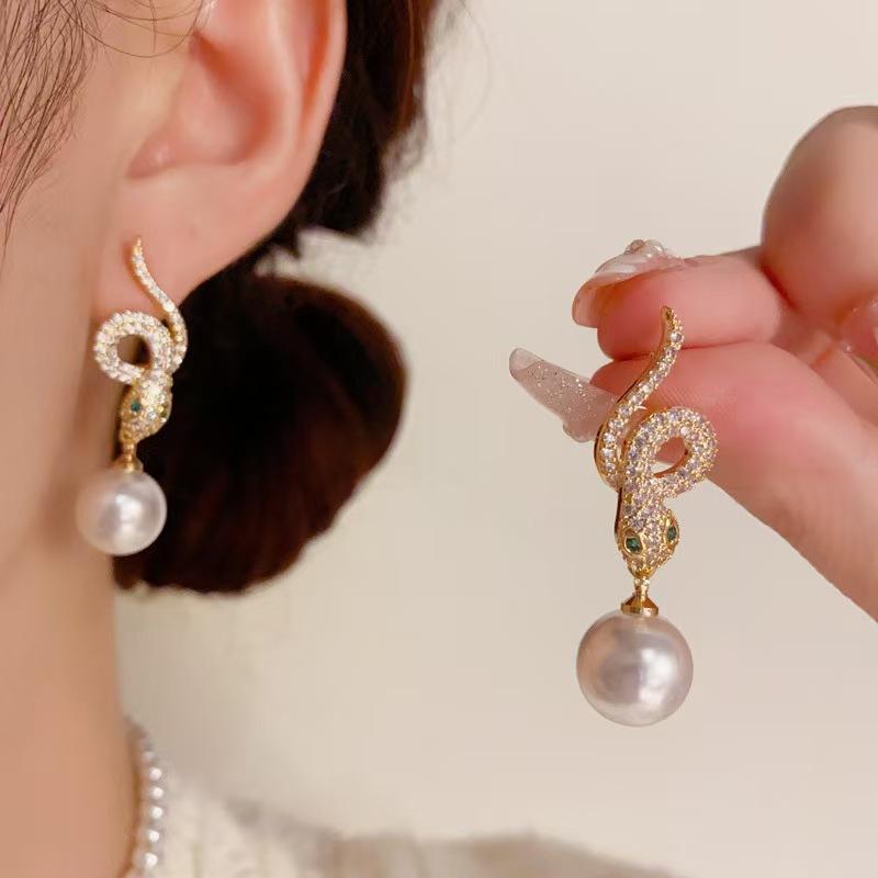 Kreative Persönlichkeit, High-End-Design, Ohrringe der Schlangen-Serie mit eingelegten Zirkonen aus Kupfer, Exquisites Leicht-Luxus-Temperament, Einfache Frau