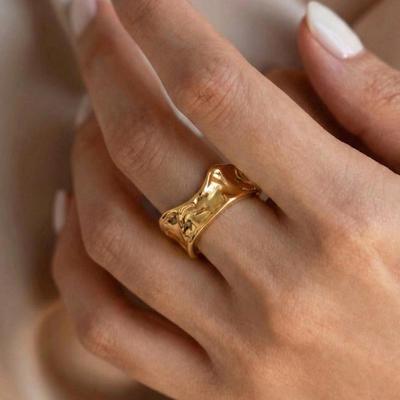 18K Goldbeschichteter unregelmäßiger geprägter offener Ring - Edelstahl, Anlaufgeschützt