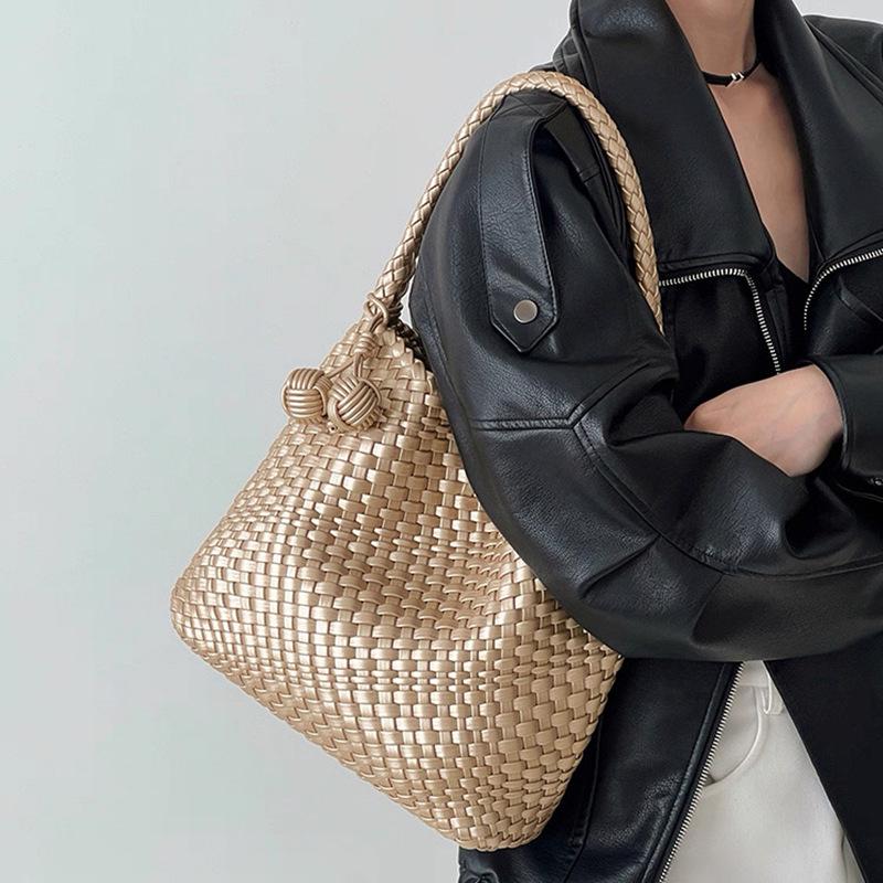Handwoven Large-Capacity Tote: Spring/Summer 2026 Shoulder Bag for Daily Commute & Mother-Child Use