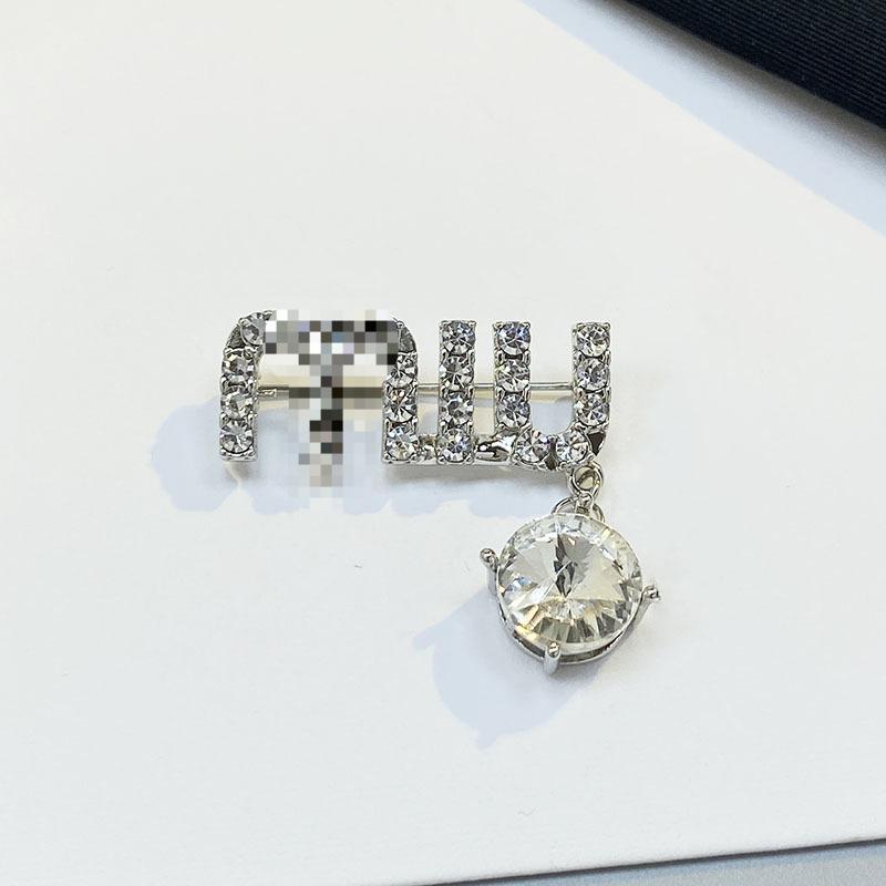 Delicate flash diamond letter Miao brooch, high-end female Internet celebrity brooch, anti-light pin buckle, fixed clothes accessories
