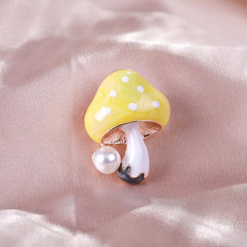 Elegant Women's Pearl & Rhinestone Cartoon Brooch Scarf Buckle with Diamond-Studded Alloy Corsage