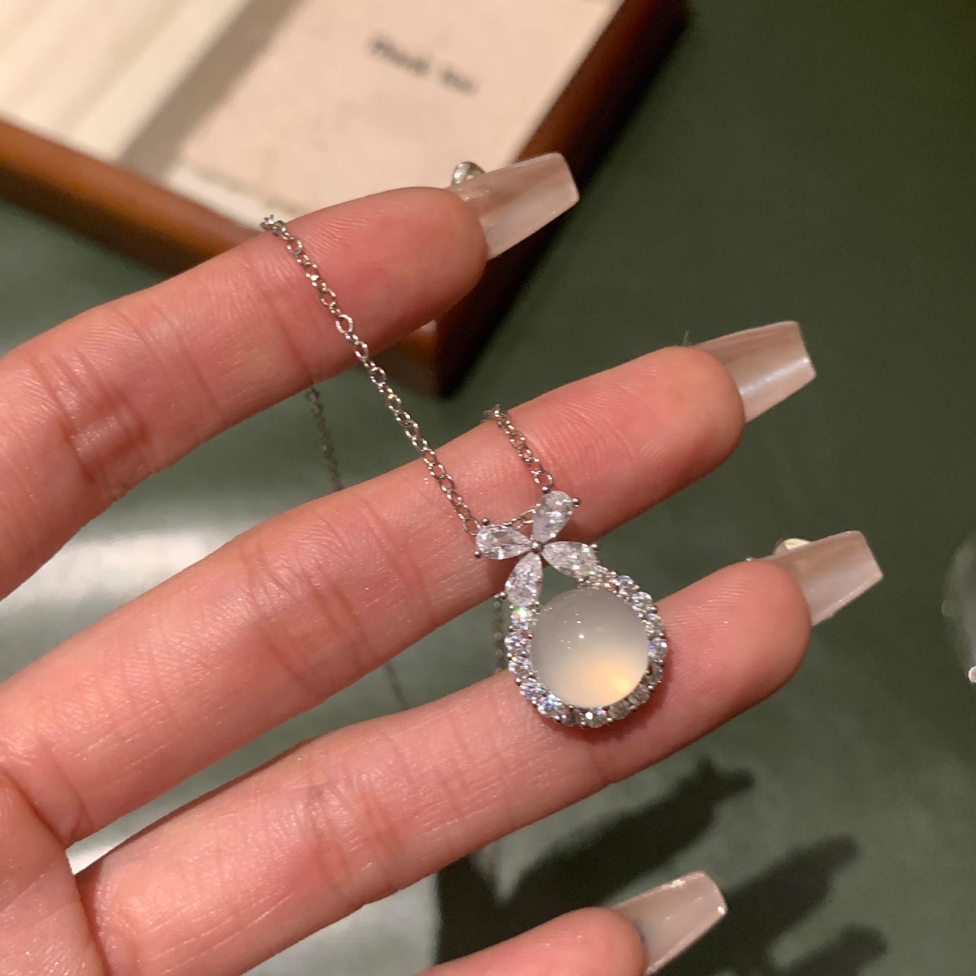 

S925 Sterling Silver Runaway Princess Necklace: Elegant White Chalcedony Bow Pendant for Women 925 Silver белый/платиновый