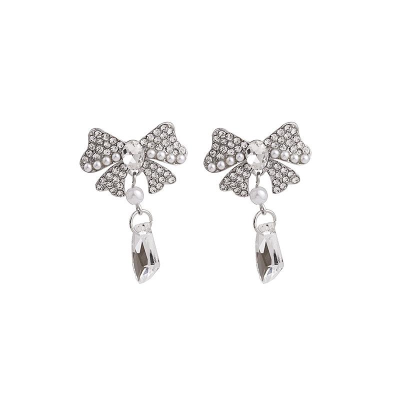 Non-Pierced Ear Cuffs: Elegant French Pearl Chain Studs with a Luxurious High-Design Flair