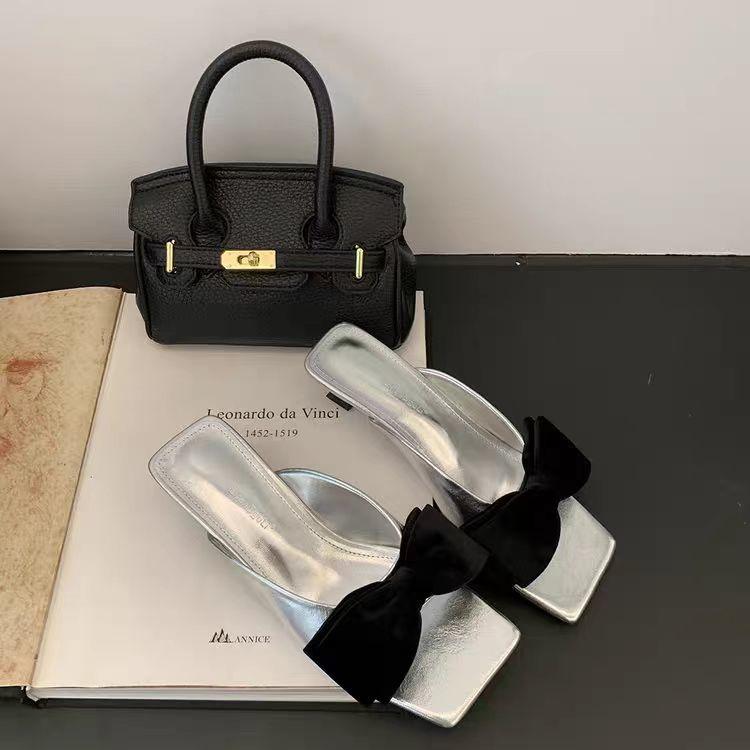 

Модные шлепанцы на каблуке Женские тапочки и женские сандалии С открытым носком Обувь с бантом Серебристые Нескользящие Необычные Новый стиль Маленький размер 39 40